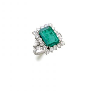 Anello-in-platino-con-smeraldo-ottagonale-del-peso-di-circa-3,95ct-contornato-da-diamanti-taglio-brillante-e-marquise