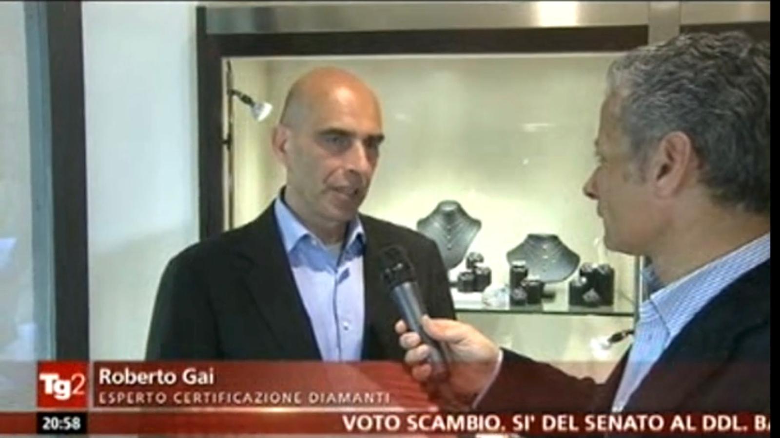 Roberto Gai durante una valutazione tecnica di diamanti e gioielli a Torino